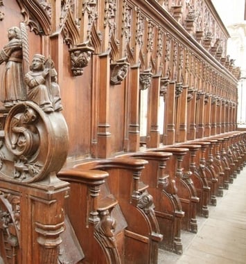Chœur de l'abbatiale de la Trinité : permanence d'accueil et mise à disposition de documentation.