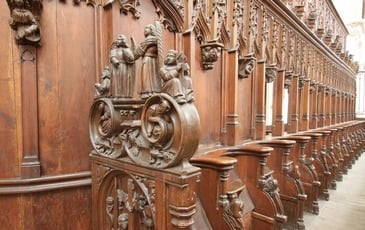 Chœur de l'abbatiale de la Trinité : permanence d'accueil et mise à disposition de documentation.