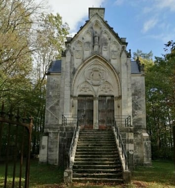 Visite d'une chapelle néo-gothique du XIXᵉ siècle