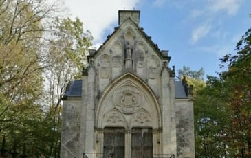 Visite d'une chapelle néo-gothique du XIXᵉ siècle