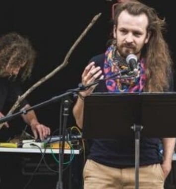 Cher Kar Karis Kares avec les enfants de Saint Julien de Chédon