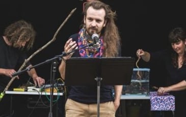 Cher Kar Karis Kares avec les enfants de Saint Julien de Chédon