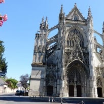 Visite de l'abbatiale de la Trinité : du roman au gothique