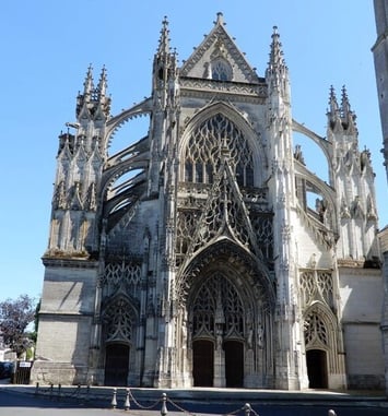Visite de l'abbatiale de la Trinité : du roman au gothique