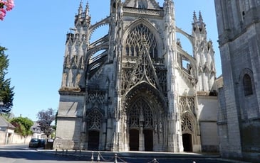 Visite de l'abbatiale de la Trinité : du roman au gothique